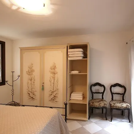 Al Pozzo Con 1 Camera E Giardino Privato البندقية